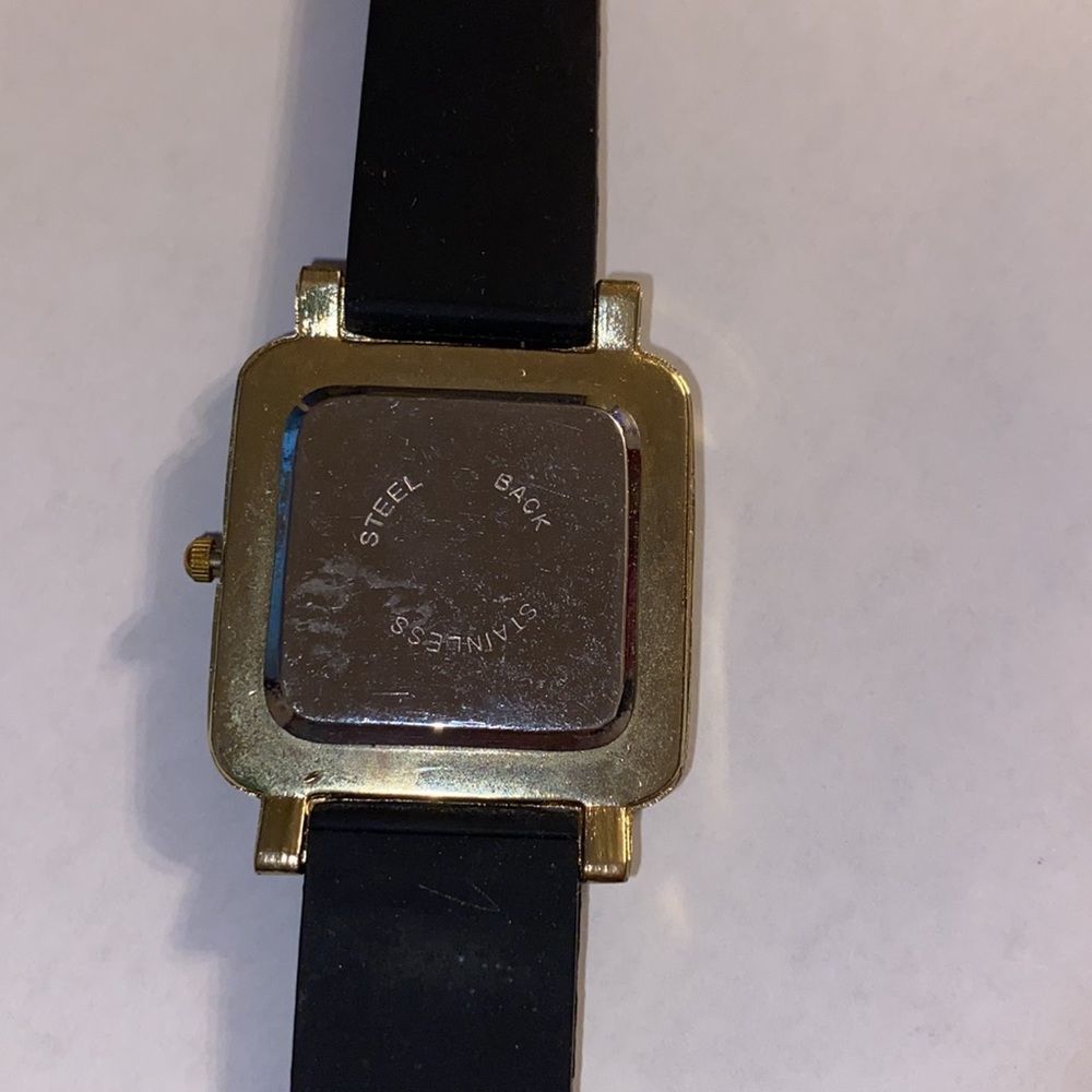 Nouveau Quartz Watch Silicon Band - Picture 4 of 7